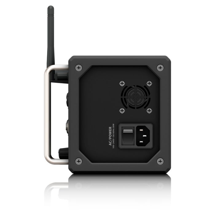 Цифровой микшерный пульт Behringer XR18