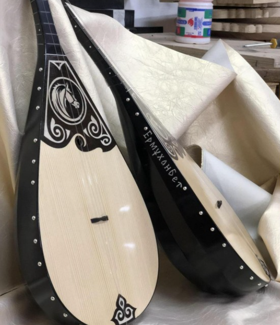 Концертный домбыра буйра клён Концертный домбыра буйра клён